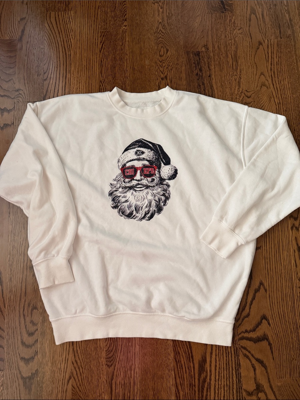 KC Chiefs Reflex White Crewneck Sweatshirt with Santa Graphic medium